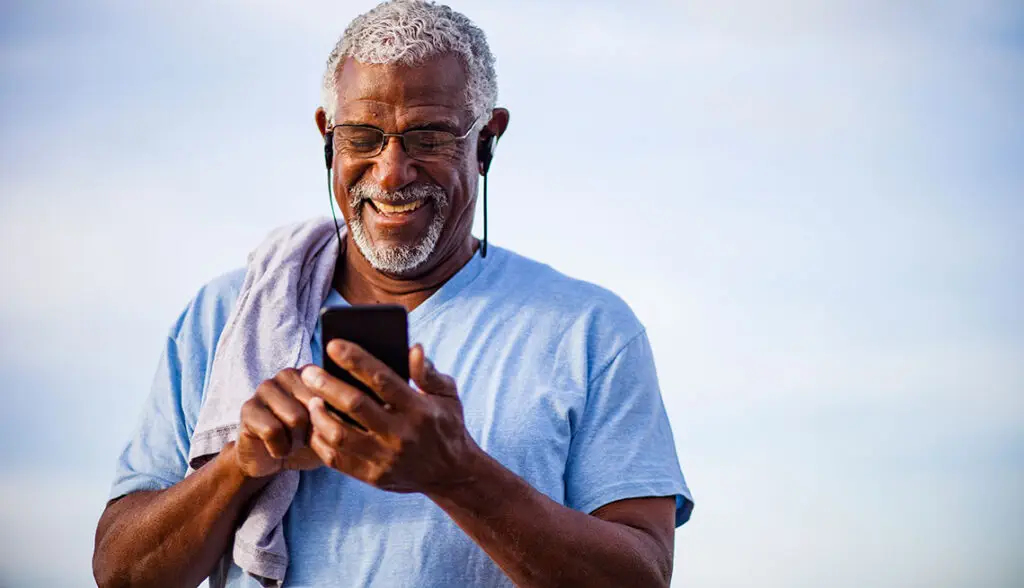 man using smartphone on mountain trail - Ame Intense