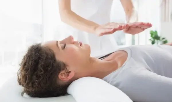 Woman-having-reiki-treatment-Laying-of-hands-of-person-Japanese-alternative-medicine.jpg Ame intense